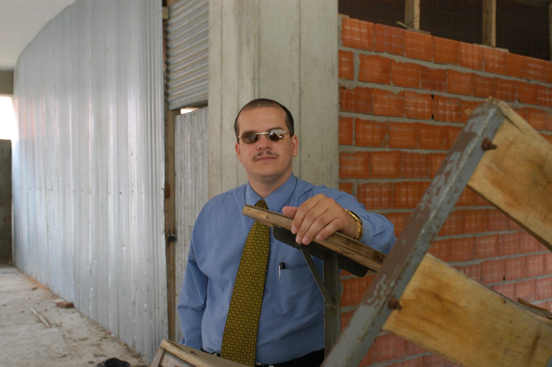 Fernando Báez documentando sobre el terreno un sitio patrimonial dañado