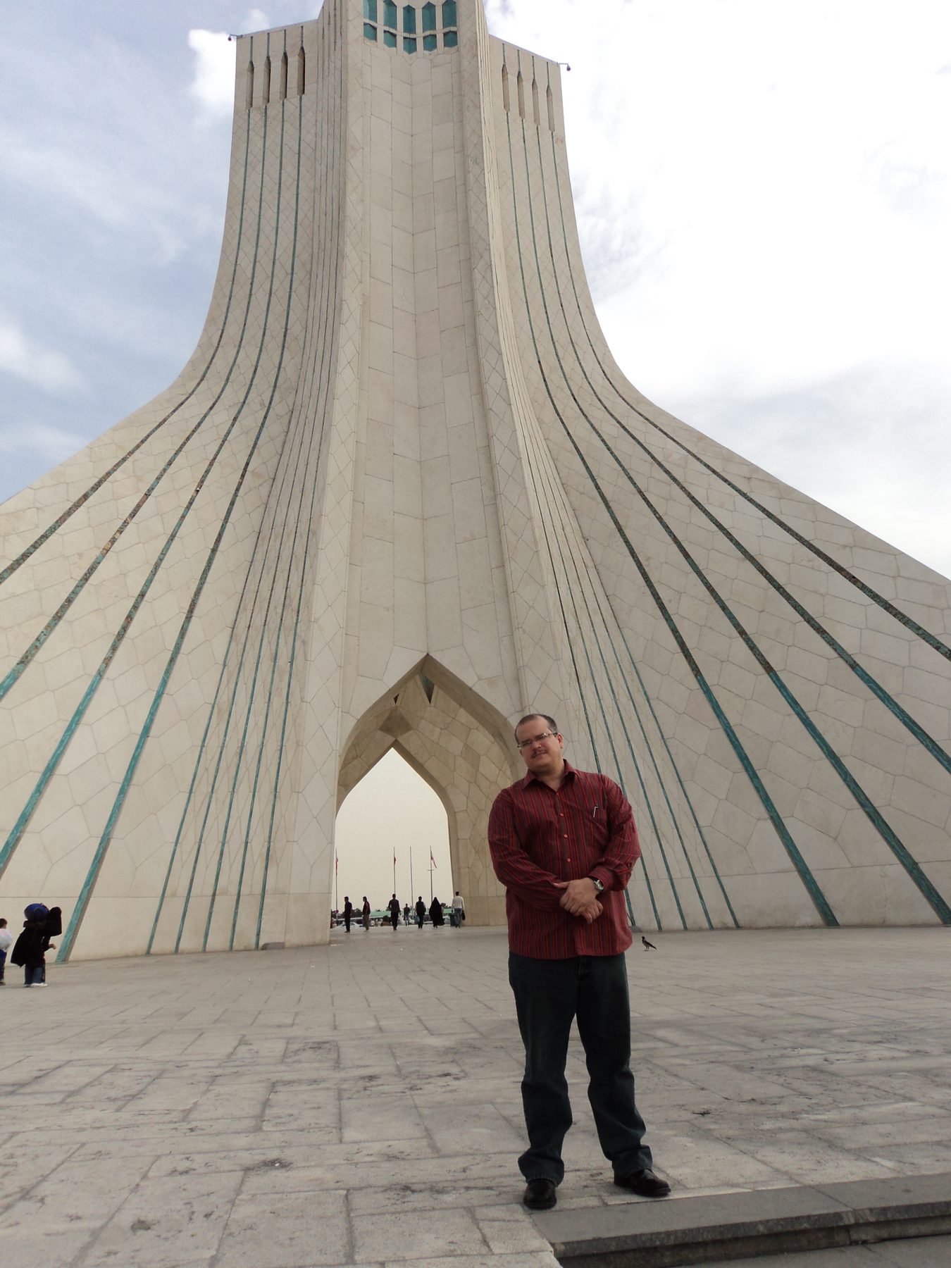 Fernando Báez in front of a modern monumental arch